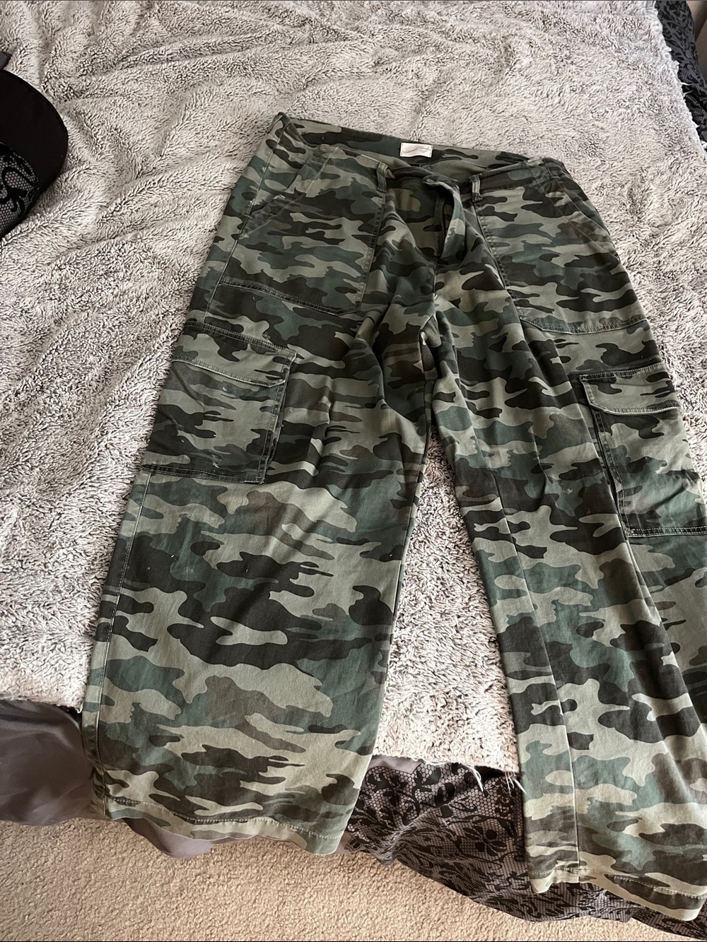 Universal Thread Olive Green Camo Pants